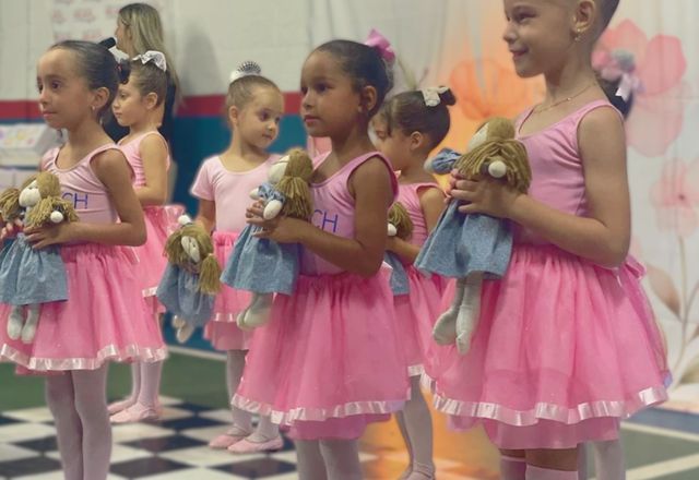 Aluna da Erlach Kids Itaparica na aula de balé