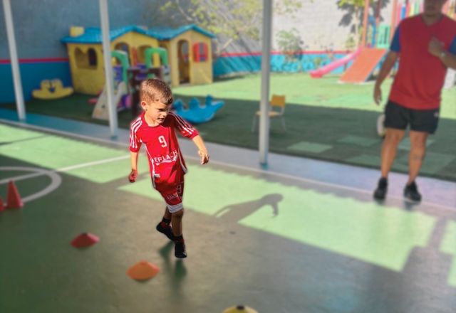 Aluno da Erlach Kids Itaparica na aula de futsal