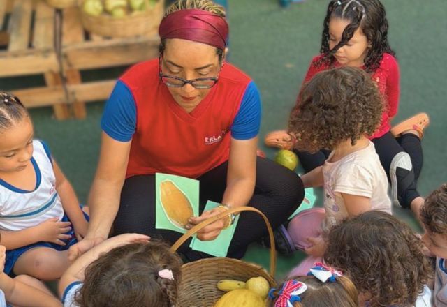 Alunos da Erlach Kids Itaparica na aula de inglês