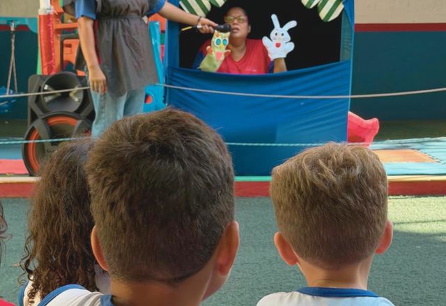 Alunos da Erlach Kids Itaparica na aula de teatro